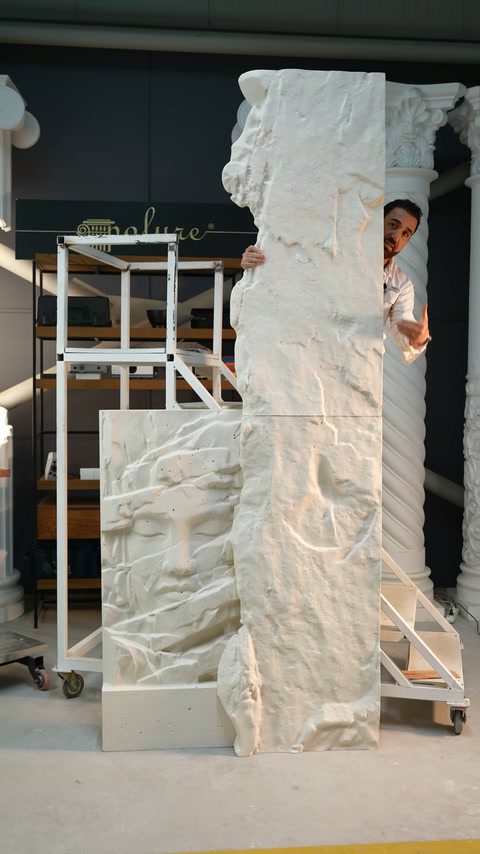 The joint lines between the upper and lower relief panels are shown in the workshop.