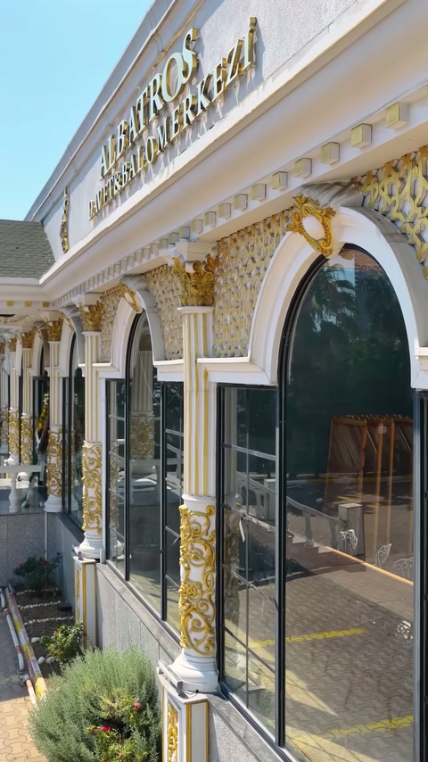 Kemer söveleri, sütun başlıkları ve kabartmalarla işlenmiş yan cephe