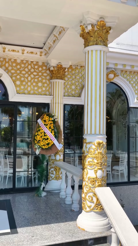 Yivli sütunların altın bezemeli gövde ve başlık ayrıntıları