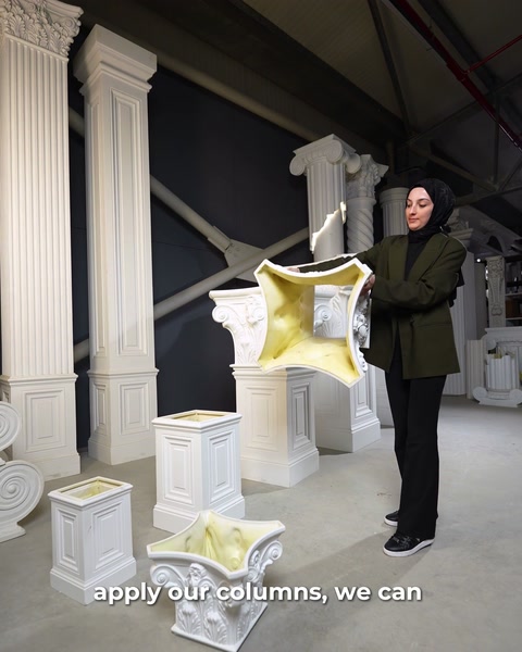 Durante la movimentazione viene rimosso l’involucro protettivo giallo da un capitello