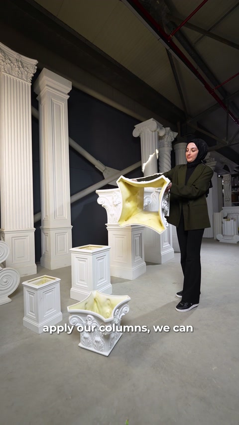 Durante la movimentazione viene rimosso l’involucro protettivo giallo da un capitello