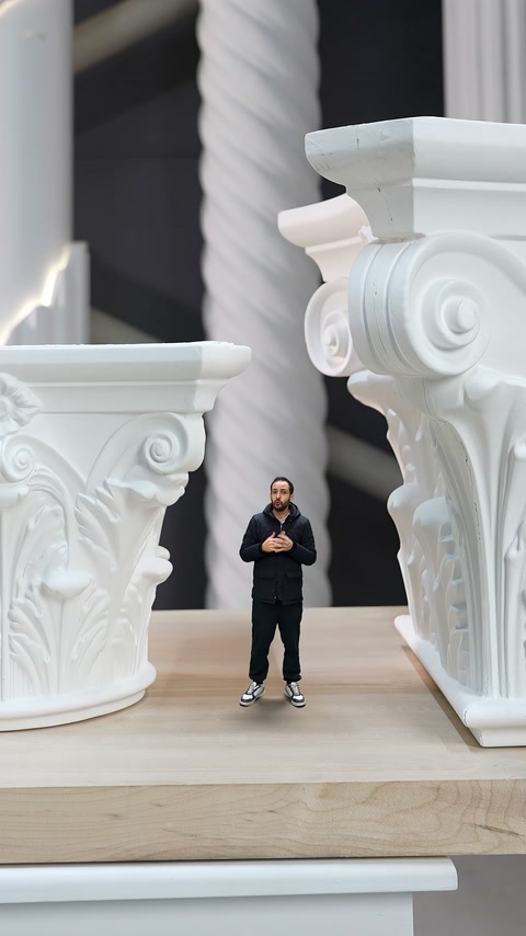 Capitelli ionici e basi decorative per colonne sono mostrati da vicino