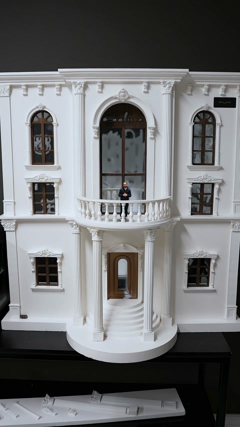 È visibile l'intera struttura con cornici per finestre, colonne e balcone