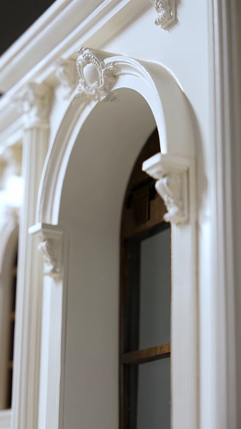 Un dettaglio di finestra ad arco circondato da colonne è mostrato da vicino