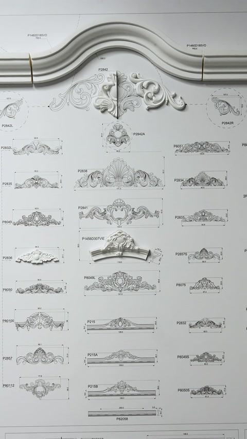 Elementi ornamentali decorativi e varietà di cornici decorative vengono confrontati su un pannello tecnico