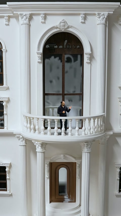 Minyatür cephede kemerli pencere, sütunlar ve balkon korkuluğu sergileniyor