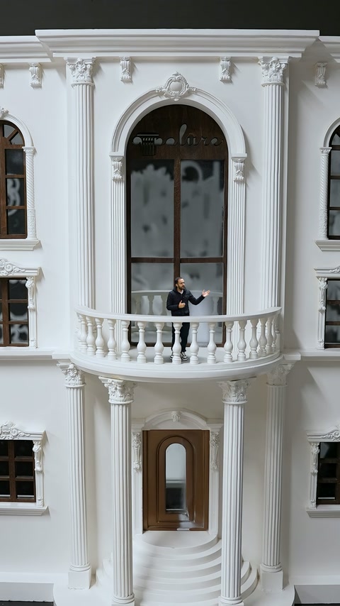 Beyaz cephe maketinin kemerli balkon ve sütun düzeni önden gösteriliyor