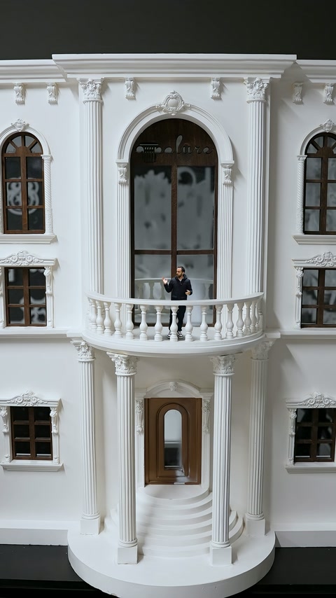 Klasik cephe maketinde pencereler, balkon ve giriş sütunları görülüyor