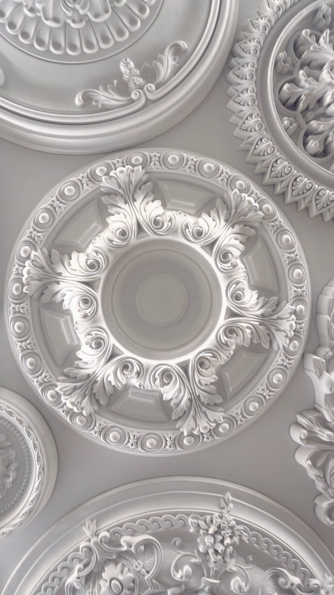 Collezione di medaglioni da soffitto rotondi con motivi floreali in rilievo