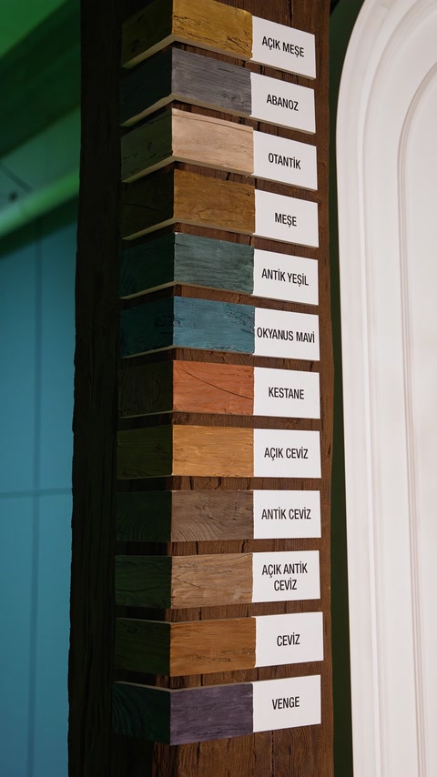 Campioni di colori del legno etichettati disposti su un pannello verticale