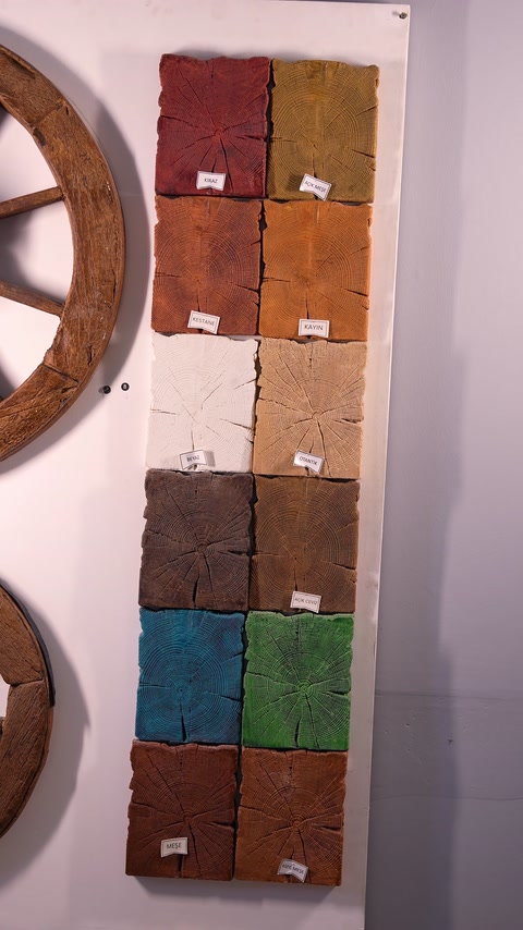 Griglia di piastrelle campione con texture e colori effetto legno