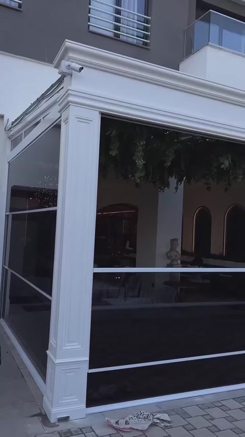 Beyaz dekoratif sütunlarla çerçevelenmiş tamamlanmış dış cephe uygulaması