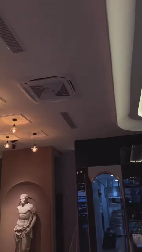 Tavan çıtaları, havalandırma bölümleri ve sarkıt aydınlatmaların yakın görünümü