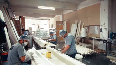 Profili decorativi lunghi in preparazione nel laboratorio di produzione.
