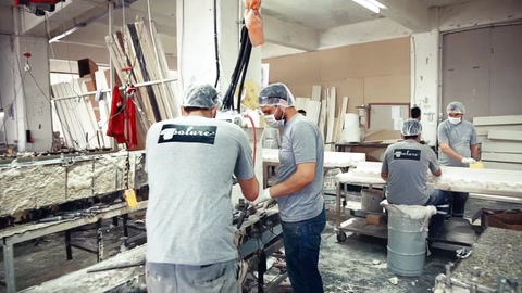 Team di produzione che organizza i prodotti decorativi nell'area di fabbricazione.