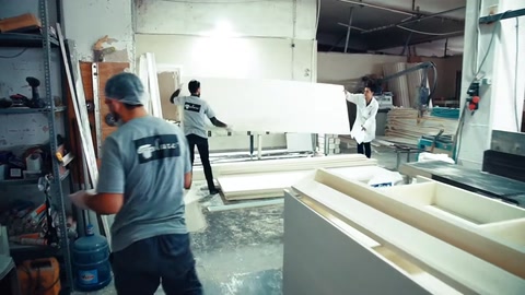 Profili lunghi disposti e preparati nell'area di produzione.
