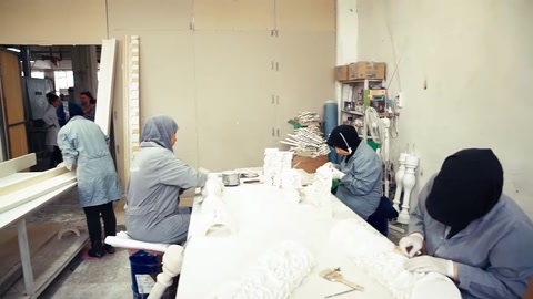 Team che prepara i pezzi decorativi insieme al tavolo di lavoro.