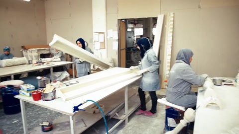Profili lunghi continuano ad essere elaborati sul banco di lavoro.
