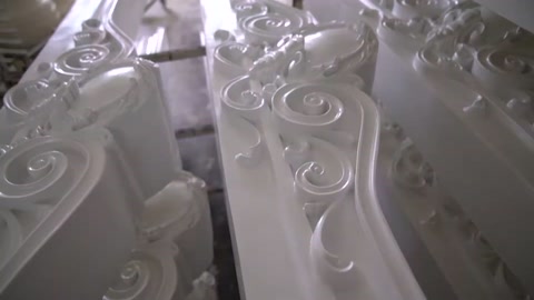 Dettagli superficiali dei pannelli di decorazione in rilievo visibili chiaramente.