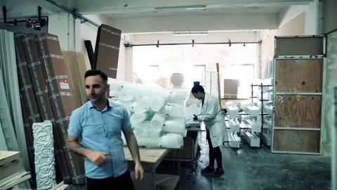 Team di produzione al lavoro mentre prepara i prodotti nel laboratorio.