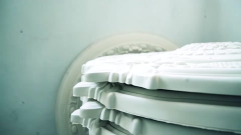 Strati di profili decorativi impilati visibili in disposizione.