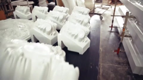 Tezgâh üzerinde sıralanmış farklı biçimlerde beyaz dekoratif parçalar
