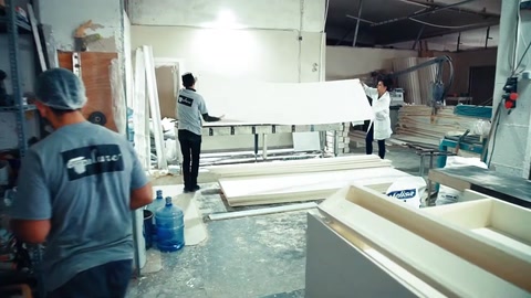 Area di produzione di un ampio laboratorio in cui vengono lavorati lunghi profili per cornici
