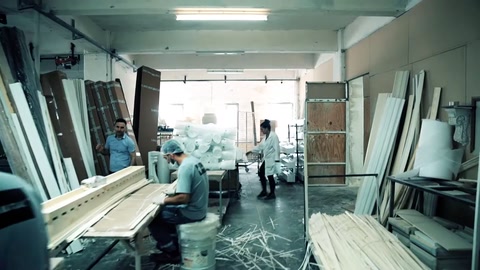 Laboratorio di produzione del poliuretano con profili lunghi, stampi e operai