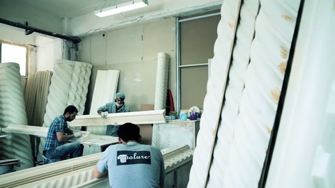 Lavori di produzione in corso dietro il profilo in rilievo in primo piano