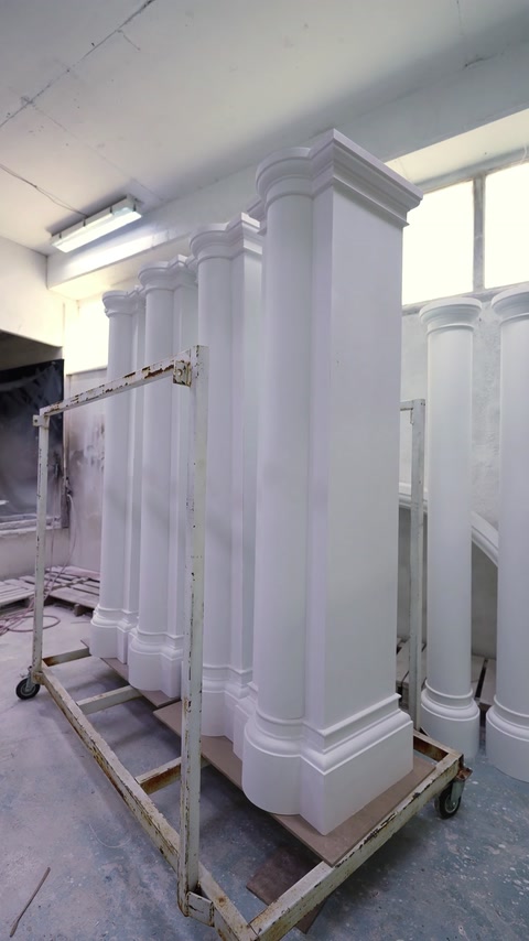 L'esposizione nella showroom fisica presenta colonne scanalate con capitelli decorativi