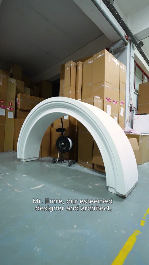 Pezzi di arco curvo prefabbricati sono esposti accanto all'attrezzatura del laboratorio