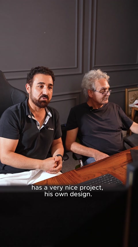 Il designer e l'architetto discutono insieme il progetto del porticato