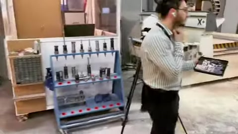 A worker monitors the material and digital production process in the manufacturing area.