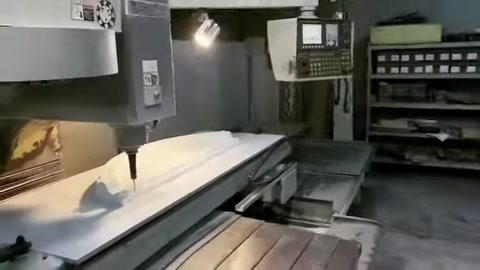 The cutting machine precisely creates the curved contour of the decorative profile.