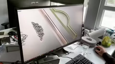 Sullo schermo vengono modellati insieme un profilo curvo per finestra e un motivo decorativo