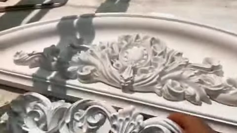 I dettagli della superficie di un motivo decorativo dall'aspetto scolpito sono mostrati in primo piano