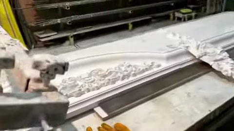 Un motivo decorativo e lunghi profili per finestre vengono uniti sul banco di lavoro