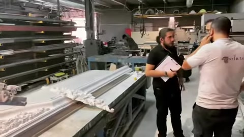 Il team del laboratorio valuta gli elementi preparati per la decorazione della facciata