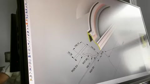 Sullo schermo viene mostrato il modello digitale quotato della sezione di una cornice curva per finestra