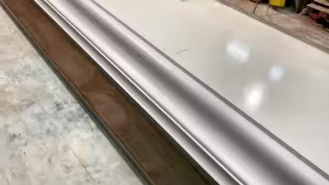 Le linee sfalsate del profilo prodotto per la cornice della finestra sono visibili in primo piano