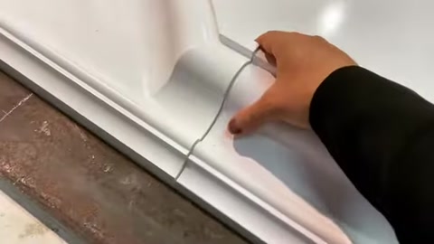 Le giunzioni e i dettagli della superficie del profilo vengono controllati a mano