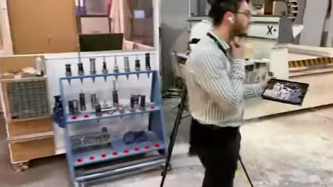 Un operatore del laboratorio esamina le opzioni di design accanto a una mazzetta colori