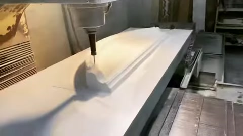 Una fresa CNC sagoma la superficie curva di un grande modello decorativo