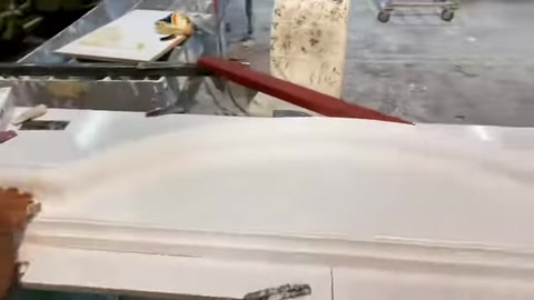 I bordi di un elemento decorativo curvo vengono rifiniti con cura usando un utensile manuale
