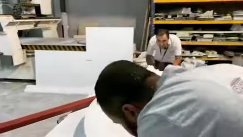 Un operatore esegue la rifinitura della superficie sul bordo di un modello curvo