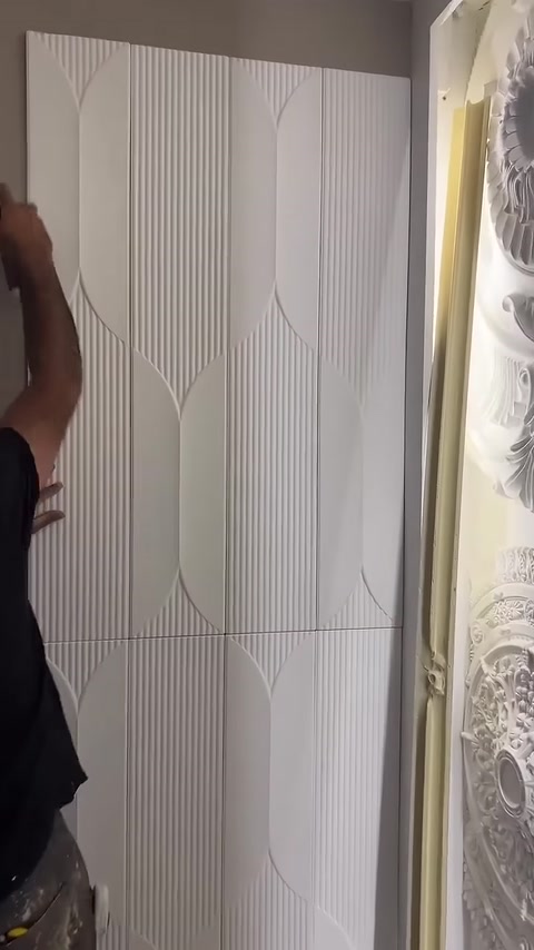 Vertical panel rows and the aligned continuous pattern are shown up close.