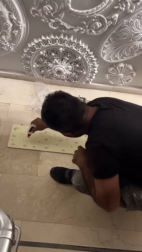 Yatay duran panelin arka yüzünde düzenli yapıştırıcı noktaları hazırlanıyor.