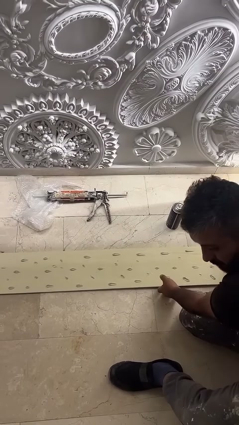 Poliüretan panel yerde beklerken arka yüzündeki yapıştırıcılar kontrol ediliyor.
