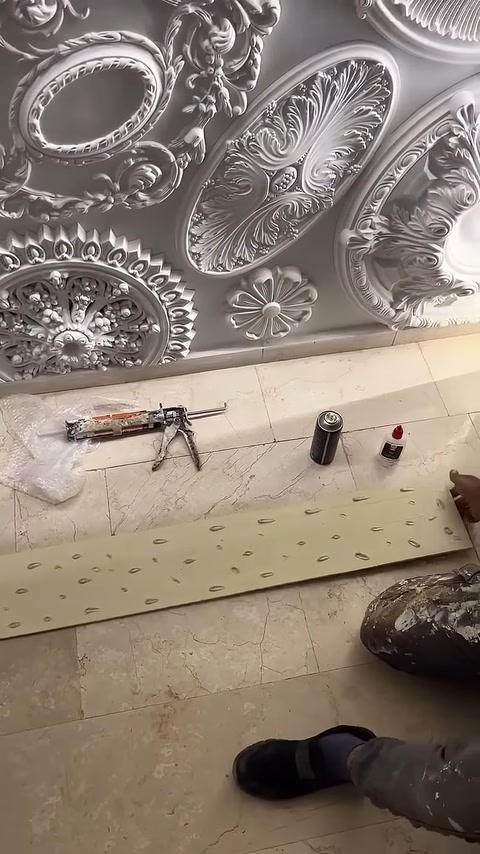 Montaj öncesi panel arkasında sıralanmış yapıştırıcı noktaları görülüyor.