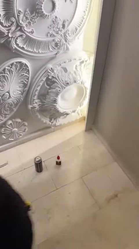 Atölye zemininde yapıştırıcı kutuları ve dekoratif duvar örnekleri bulunuyor.